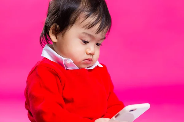 Kleiner Junge schaut aufs Handy — Stockfoto