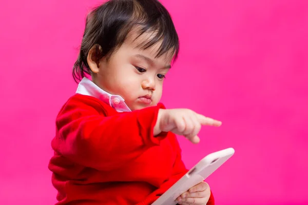 Jongetje kijken op mobiele telefoon — Stockfoto