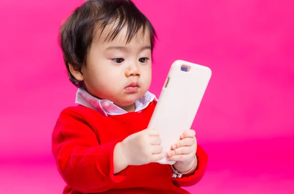 Jongetje kijken op mobiele telefoon — Stockfoto