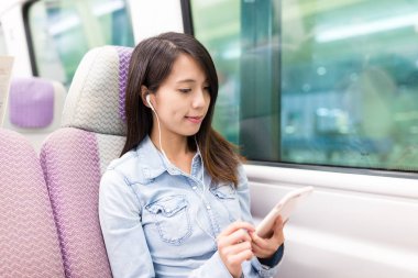 Şarkı tren bölmesi içinde kadın dinle