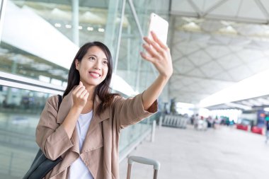 selfie tarafından cep telefonu alarak kadın 