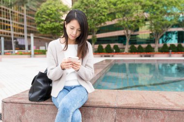 cep telefonu kullanan genç kadın