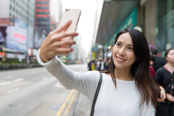 携帯電話で女性撮影 selfie — ストック写真