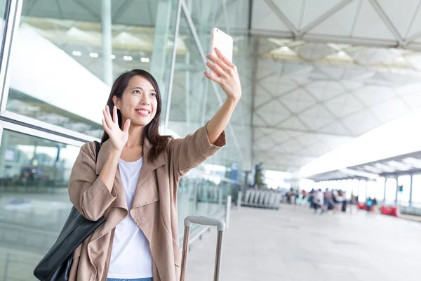 制作视频的女人叫用手机在机场 — 图库照片