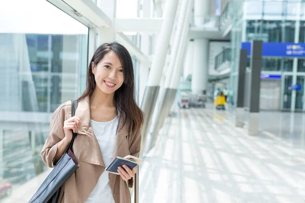 Mulher usando telefone celular no aeroporto — Fotografia de Stock