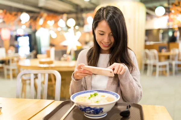 Donna che scatta foto nel suo ramen nel ristorante — Foto Stock