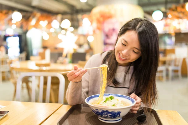 Woman enjoy her noodles in restaurant — Stock Photo, Image
