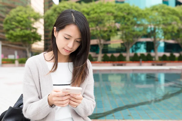 Mujer que trabaja al aire libre —  Fotos de Stock