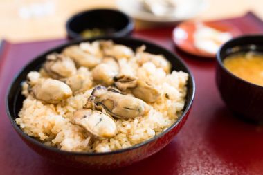 Pirinç kase taze istiridye