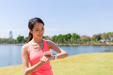 Smartwatch ve hazır çalıştırmak için kullanan kadın