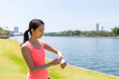 Smartwatch kullanan spor kadın