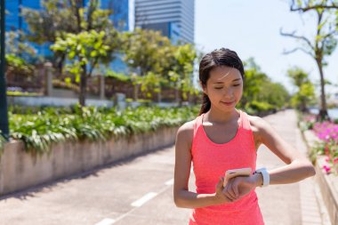 Smartwatch fo çalışan kullanan kadın