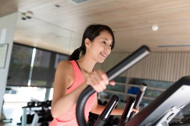 Eliptik makinede eğitim kadın