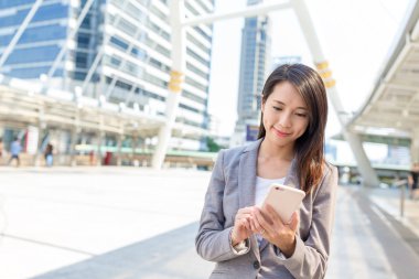 Cep telefonu açık, kullanarak iş kadını