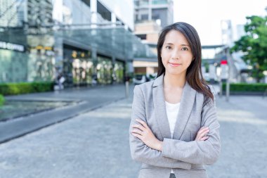 Caddenin üzerinde profesyonel iş kadını