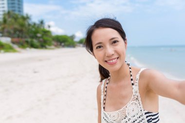 Sahilde selfie alarak kadın