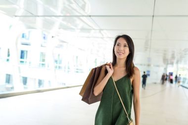 Alışveriş torbaları tutan kadın.