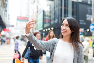 Kadın alarak selfie cellphone tarafından