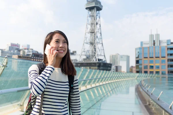 Kadın Japon şehir cep telefonu üzerinde söz