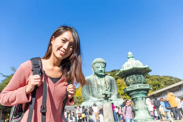 Mujer visitando estatua de Daibutsu en Kamakura —  Fotos de Stock