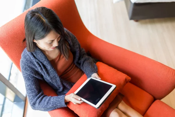 Mujer usando tableta digital en sofá —  Fotos de Stock