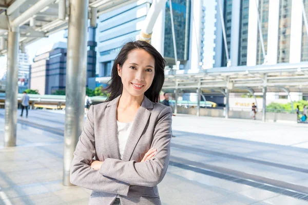 Businesswoman in business district — Stock Photo, Image