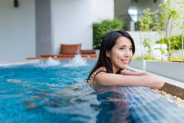 Giovane donna godere a bordo piscina — Foto Stock