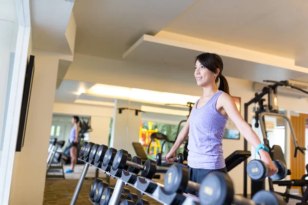 Haltérophilie femme au gymnase — Photo