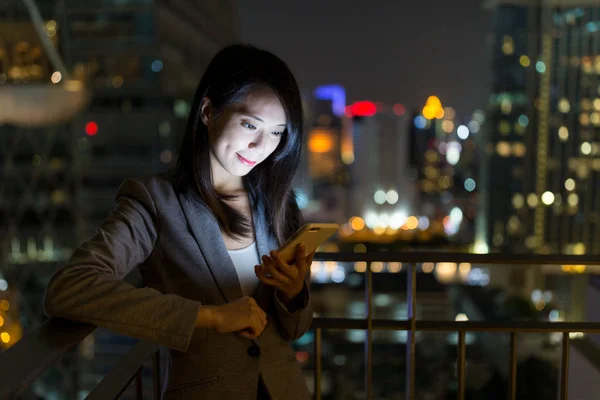 Empresária trabalhando no celular à noite — Fotografia de Stock
