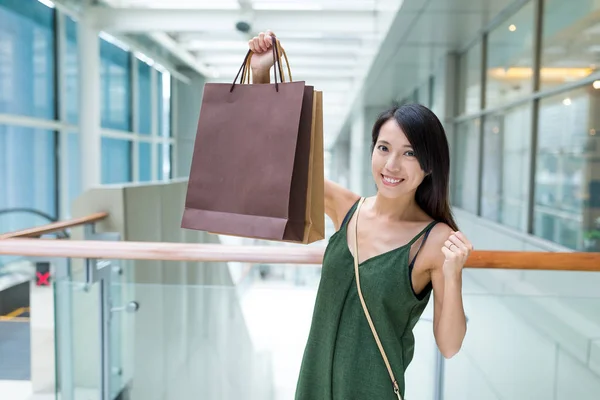 Mulher excitada segurando sacos de compras — Fotografia de Stock