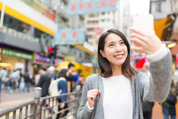 Femme prenant selfie par téléphone portable — Photo