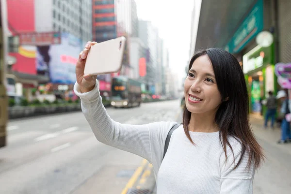 Kvinde rejser i Hong Kong og tager foto - Stock-foto