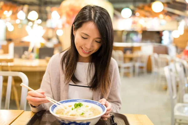 여자는 그녀의 일본 라면을 즐길 수 — 스톡 사진