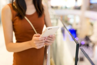 cep telefonu kullanan kadın