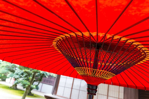 Guarda-chuva tradicional vermelho — Fotografia de Stock