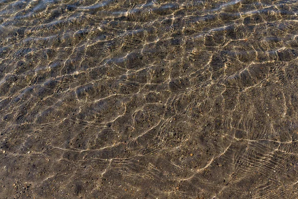 Wasserwellen auf dem Teich — Stockfoto