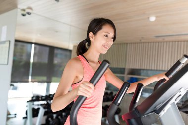 Spor salonunda eliptik makinede eğitim kadın