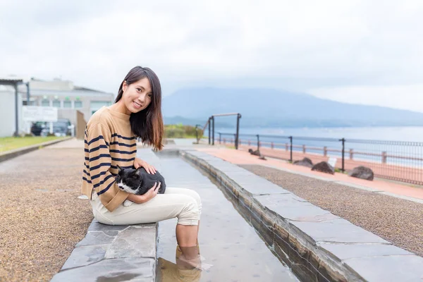 Жінка насолоджується її ногою onsen на відкритому повітрі — стокове фото