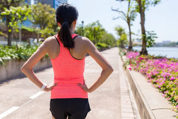 Donna sportiva pronta a correre — Foto Stock