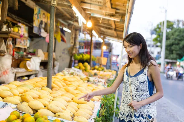 Женщина делает покупки на улице рынка — стоковое фото