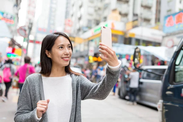 Žena pořizování selfie mobilem — Stock fotografie