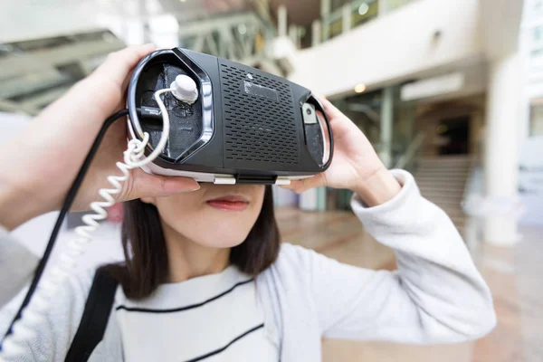 Kvinna som tittar med virtuell verklighet — Stockfoto