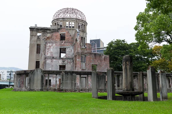 Здание мемориала "Купол бомбы" в Хиросиме — стоковое фото
