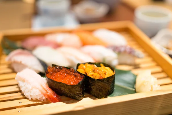 在木板上的日本寿司 — 图库照片