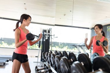 Kadın spor salonu ve alma selfie ağırlık kaldırma egzersizleri uygulamaları 