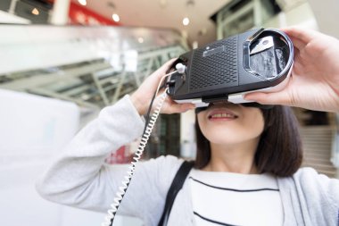 Yine de Vr aygıt arayan kadın