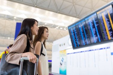 Havaalanında uçuş numaralı arıyorum arkadaşlar