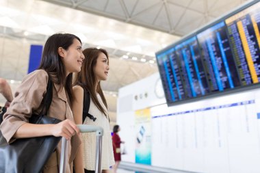 Havaalanında uçuş numaralı arıyorum arkadaşlar 