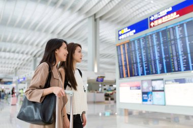 Arkadaşlar gidip birlikte seyahat