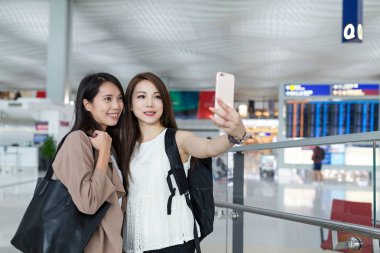 Kadın tarafından havaalanında cep telefonu selfie alarak